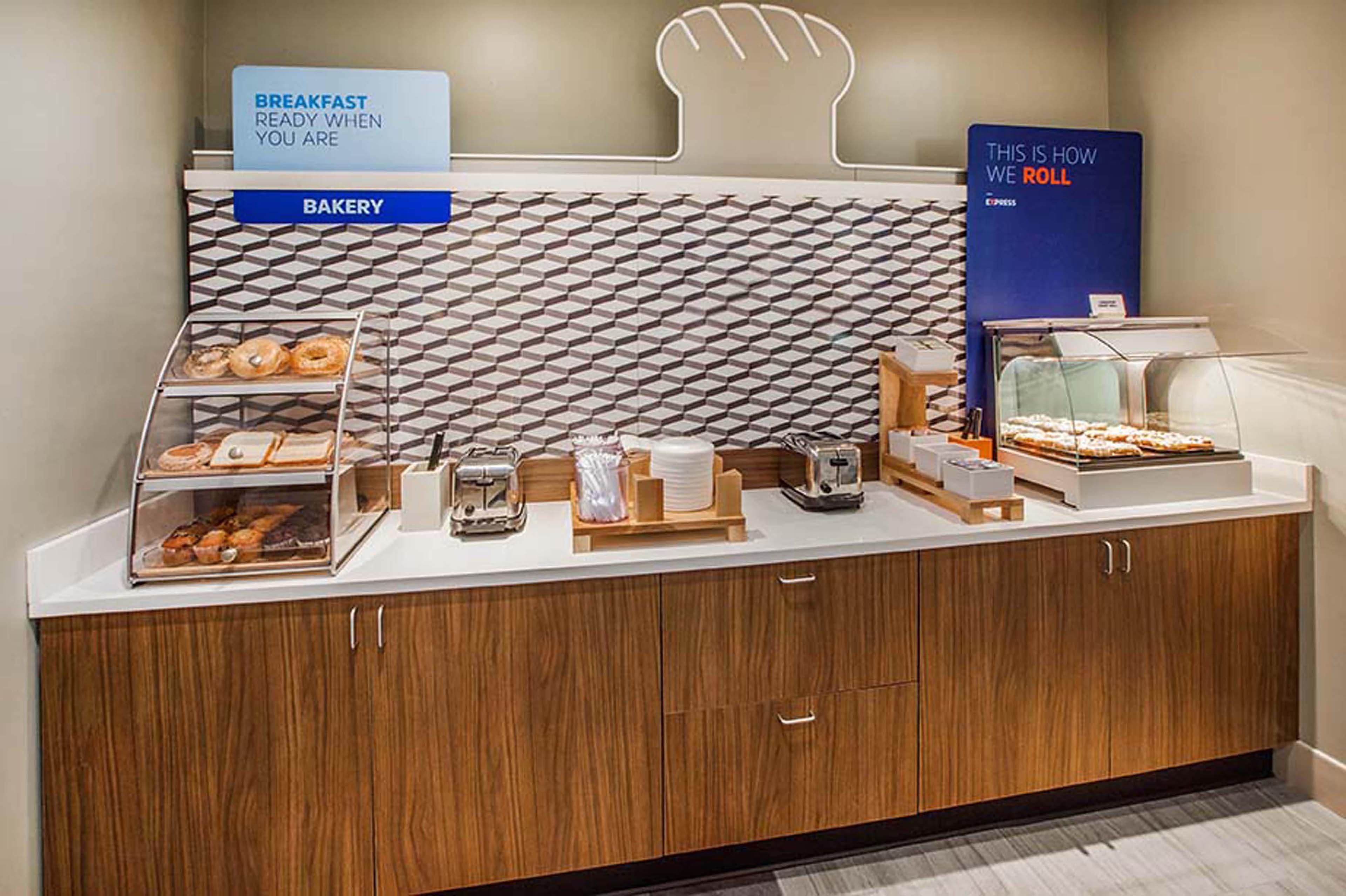 Holiday Inn Express Hotel & Suites Manchester Conference Center By Ihg Екстер'єр фото